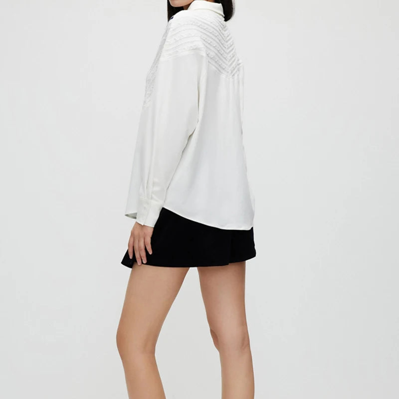 Naisten neulottu tilkkutäkki