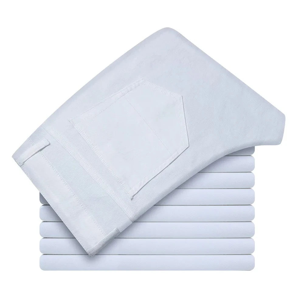 Kapeat valkoiset farkut uudella joustavalla mallilla