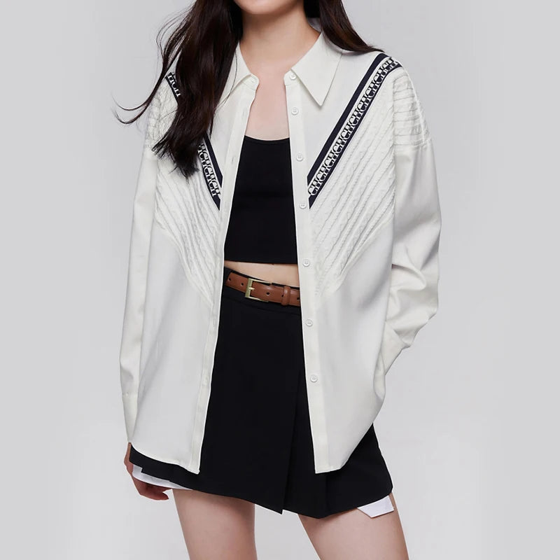 Naisten neulottu tilkkutäkki