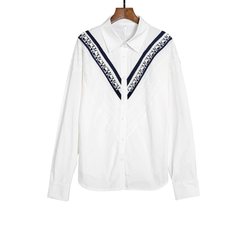 Naisten neulottu tilkkutäkki