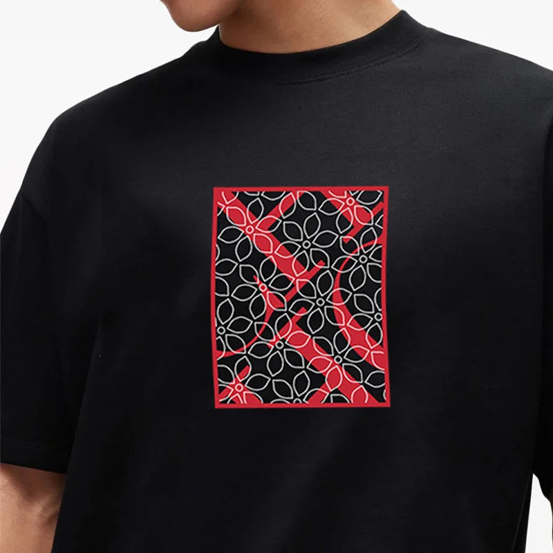 Miesten musta kuviollinen T-paita